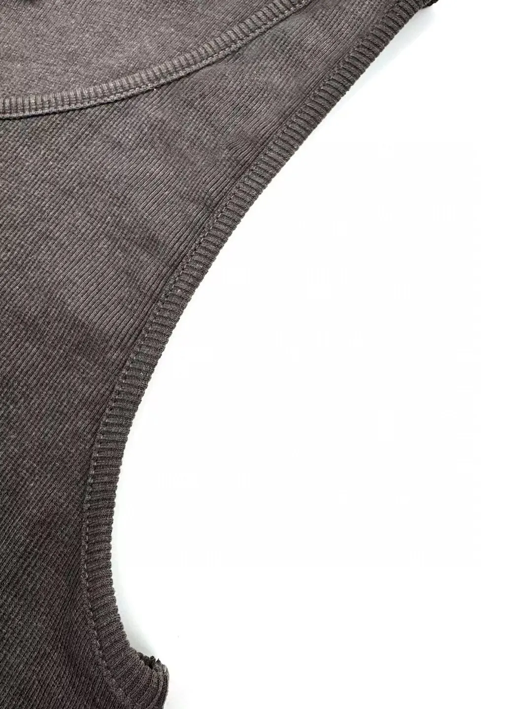 P160SaintLaurent logo embroidered vest Customized Dream Yayun ribbed cotton Delicate texture Comfortable and close to the skin Interpretation of elegance with pure black color The iconic YSL logo embroidery is vivid on the clothing Low-key but eye-catching Highlighting the unique identity and charm Highlighting the shoulder lines Feeling the confidence from the inside out Process 1: Using imported machine embroidery technology Using advanced computer control systems and sophisticated mechanical components to achieve YSL logo embroidery operations with high precision and smooth and delicate lines Process 2: The fabrics have been washed and have a better hand feel. Not easy to deform, not easy to shrink, not easy to fade, and maintain long-term beauty. Accessories: Customized 1:1 YSL trademark Size: XS S M L